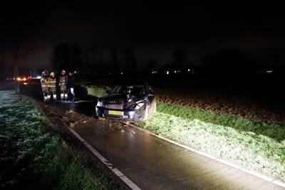 Gennepenaar wijkt uit voor ‘iets dat oversteekt’ en botst tegen boom