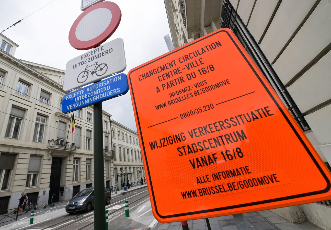 Les deux interpellants ont annoncé le dépôt d'une plainte auprès du centre pour l'égalité des chances Unia, alléguant que la ville de Bruxelles viole les droits fondamentaux des personnes.