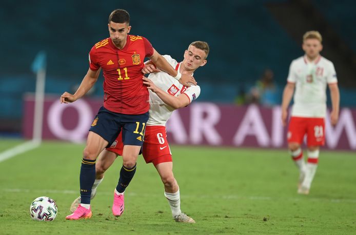 Kozlowski op het voorbije EK in duel met Ferran Torres.