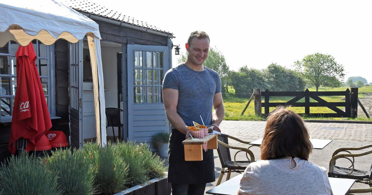 Friet en 'Napoleons' eten aan de Hickmanbrug