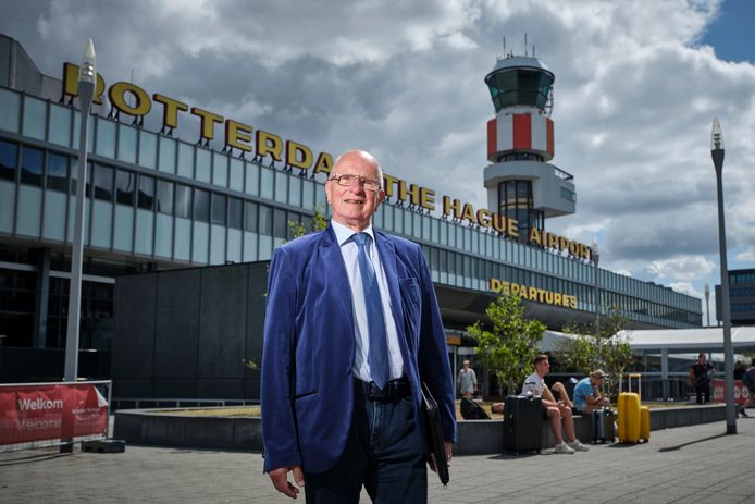 Chris Zijdeveld kijkt zijn ogen uit op het vliegveld: ,,Je ziet hier precies wat het probleem is: deze luchthaven is helemaal niet gebouwd op zoveel vluchten.”
