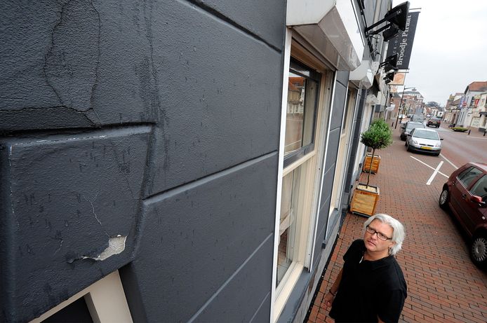 Gerard Nuijten van Broodje Piraat op archiefbeeld. Hij toont de scheuren aan zijn snackbar en naastgelegen woning na de reconstructiewerkzaamheden aan de Keizersdijk in Raamsdonksveer.