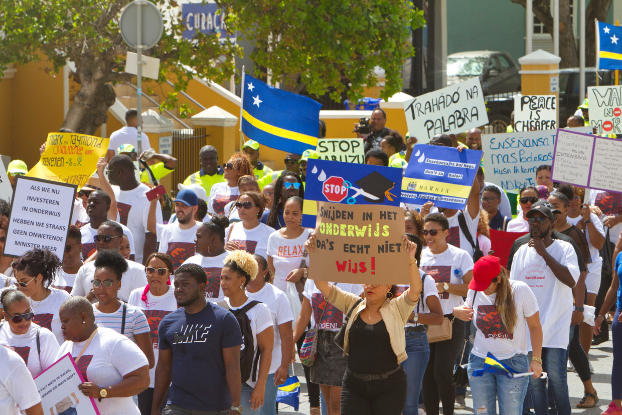 Op Curaçao, Aruba en Sint-Maarten moeten docenten 12,5 procent van hun arbeidsvoorwaarden inleveren vanwege de strenge voorwaarden van de coronaleningen uit Nederland.  Beeld ANP