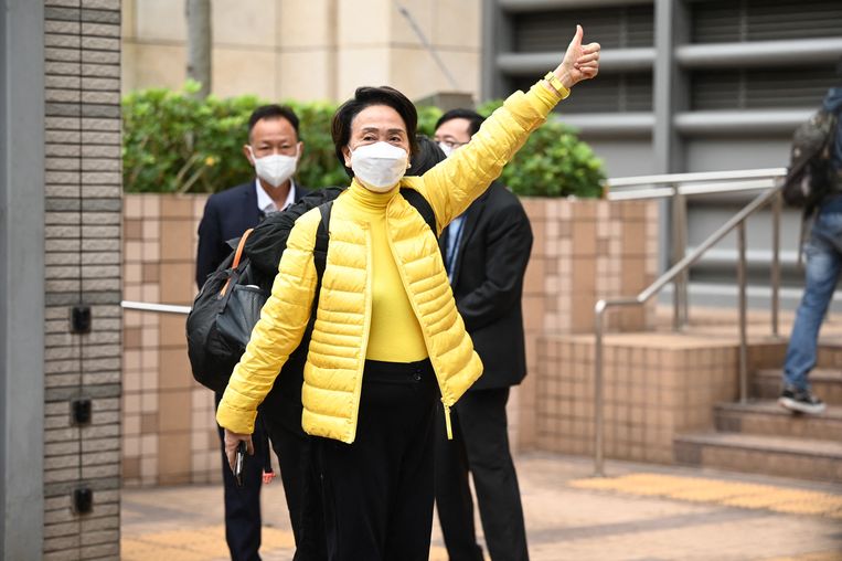 Emily Lau, voormalig leider van de pro-democratische partij, arriveert bij de rechtszaal in Hongkong.  Beeld AFP