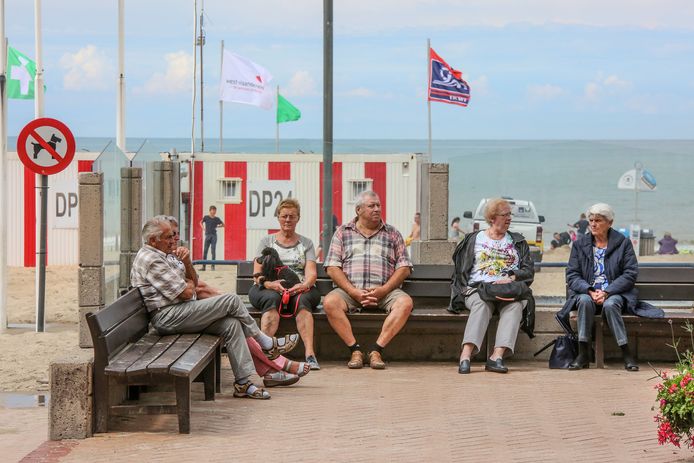 Enkele senioren op een bankje aan de Belgische kust.