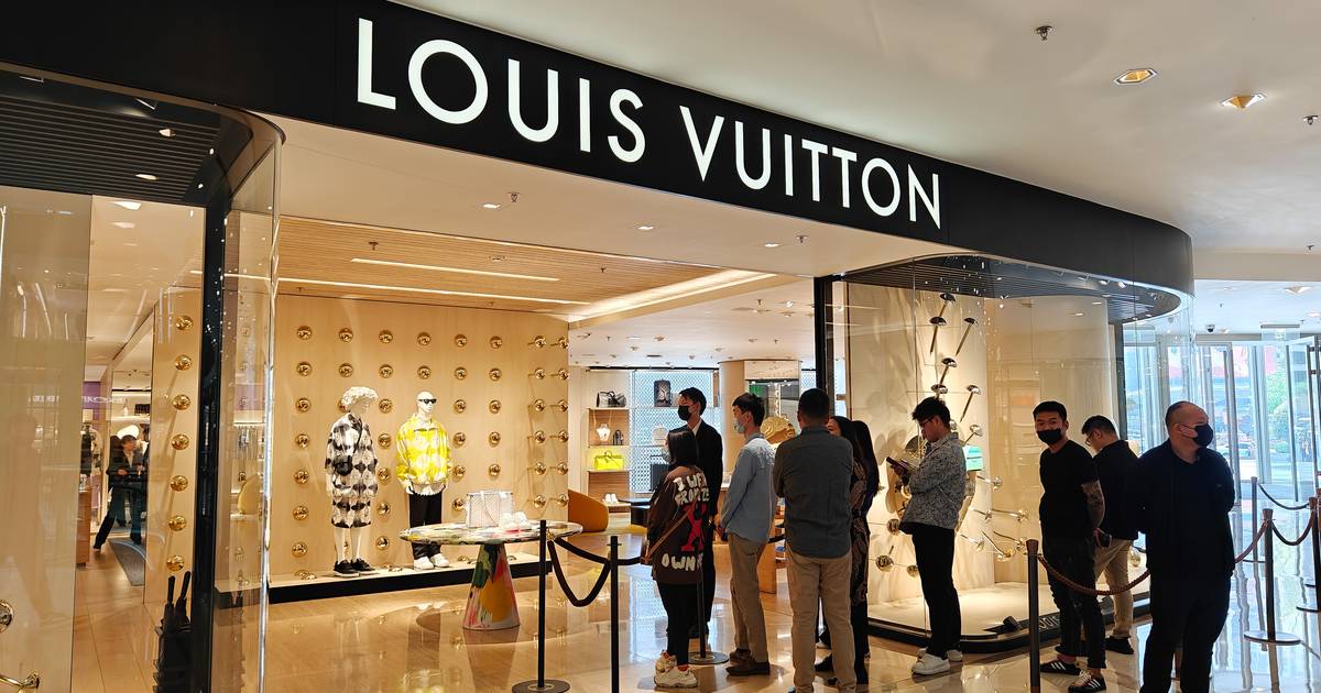 Hogere omzet kledingwinkels, Louis Vuitton opent winkel in