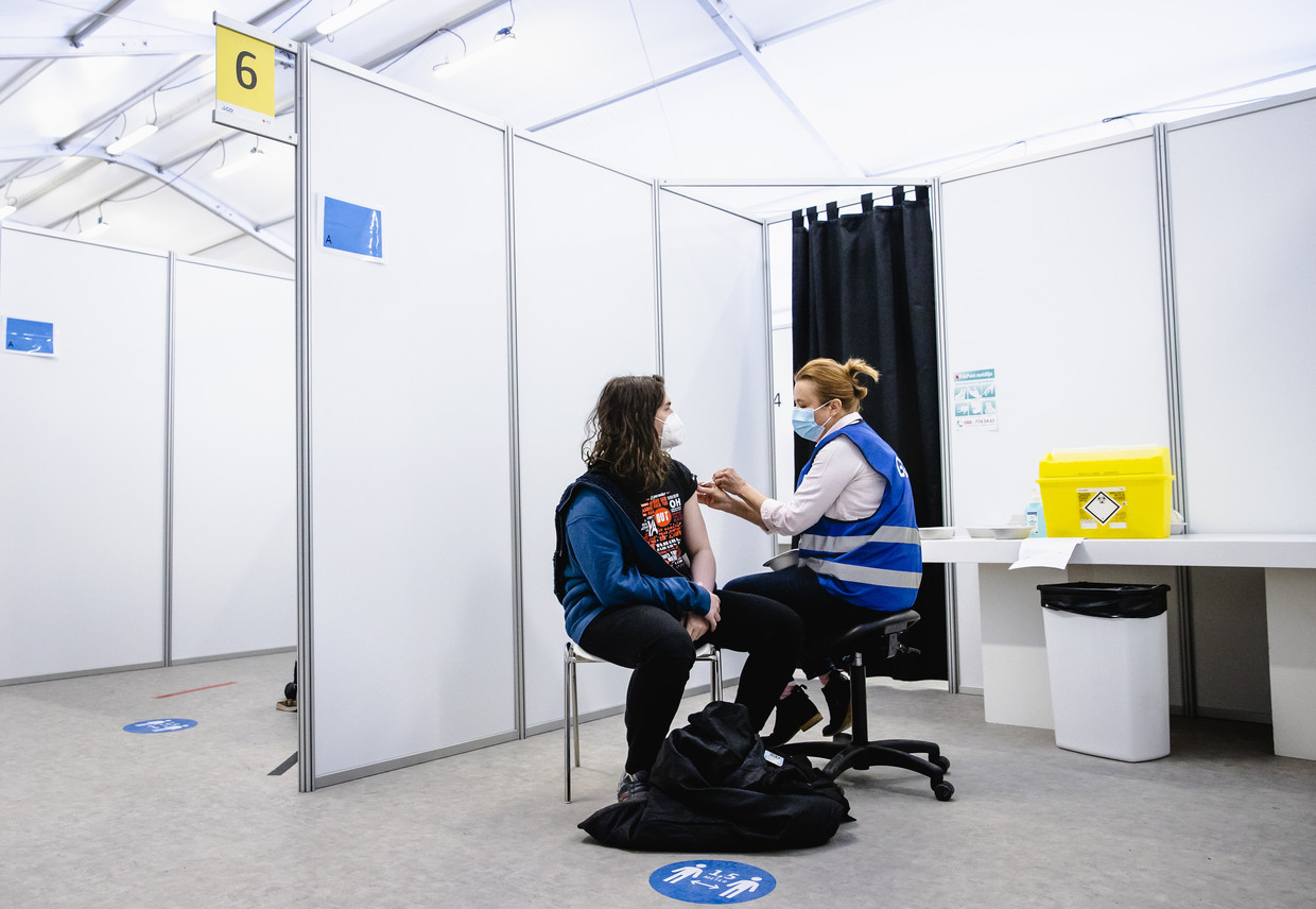 In Den Haag wordt een zorgmedewerker gevaccineerd met het AstraZeneca-vaccin, begin vorige maand. Beeld ANP