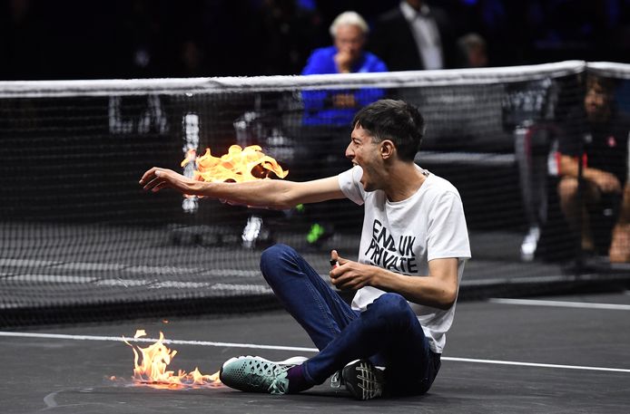 Een activist stak zichzelf in brand op de tennisbaan in de O2 Arena in Londen.