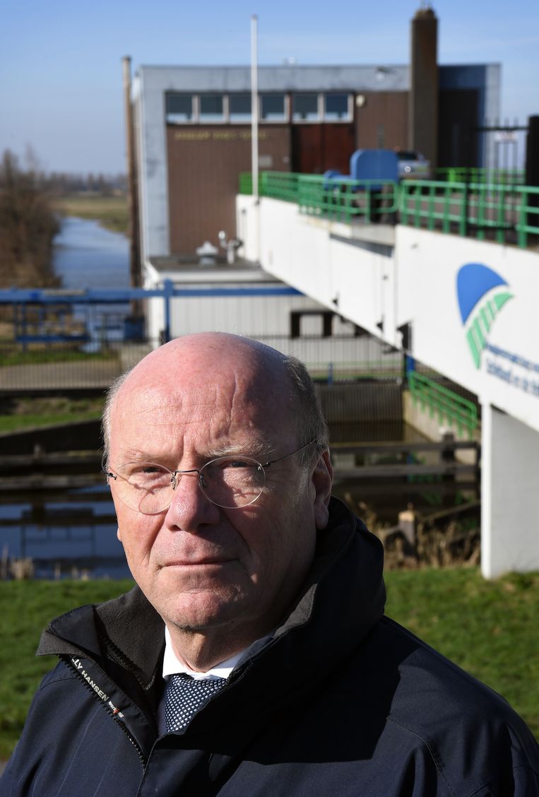 Dijkgraaf Toon van der Klugt bij het gemaal.
 Beeld Marcel van den Bergh / de Volkskrant