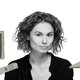 In ‘Physical’ zie je de uitvinding van de miljardenindustrie die vrouwen aanpraat dat ze niet goed genoeg zijn
