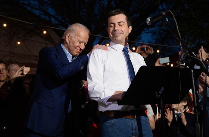 Buttigieg en Biden delen een moment tijdens de rally in Texas, waarbij Buttigieg zijn steun voor de oud-vicepresident uitsprak.