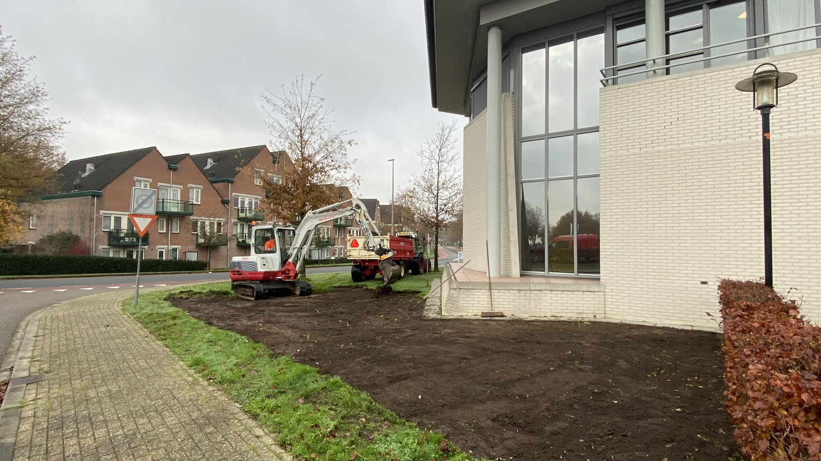 Rondom het gemeentehuis aan de Vendelweg komt een vlinderidylle. De aanleg ervan is vorige week begonnen.