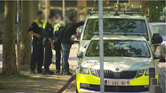Op 9 mei werd aan het Koninklijk Museum voor Schone Kunsten in Antwerpen geprotesteerd tegen de strenge coronamaatregelen en lockdown. De afgebeelde personen behoren niet noodzakelijk tot het extreemrechtse kamp.