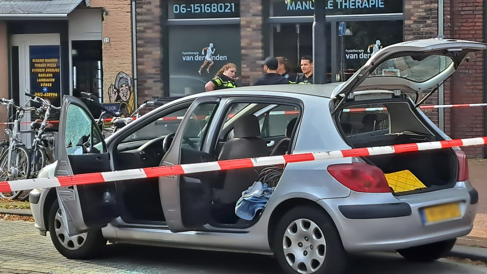 Schoten gelost op straat in Oss ruiten van winkelpanden en auto kapot