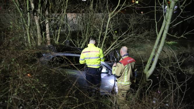 Auto vliegt uit de bocht, inzittenden gaan er als een haas vandoor en zijn nog altijd spoorloos