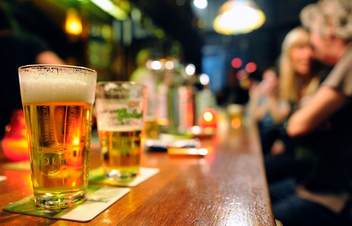 Foto ter illustratie. Geregelde drinkers melden zich minder vaak ziek op het werk dan zware drinkers en geheelonthouders, zo blijkt uit Fins onderzoek.