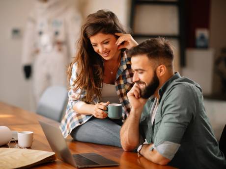 Oogje op een collega terwijl je al een relatie hebt? ‘Heeft vaak meer met jezelf te maken’