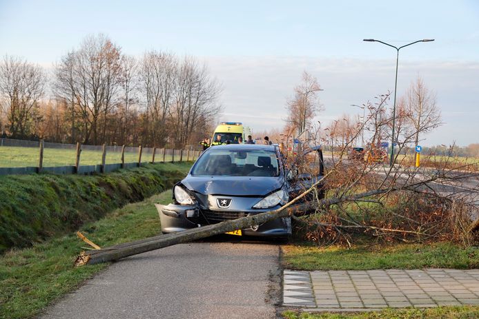 De schade na het ongeluk op de kruising van de Heerstraat met de Cuijkseweg in Oeffelt.