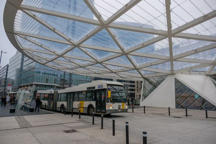 De bussen van De Lijn zullen hun reizigers voortaan oppikken aan het Rogierplein.