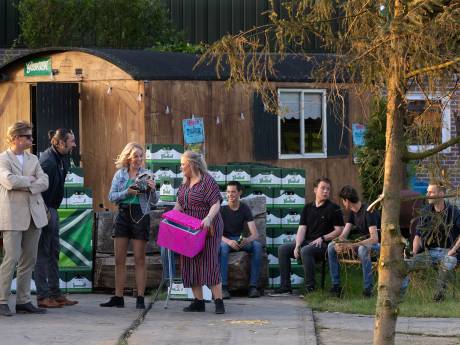Bij het Openluchtspel in Baak zorgen de voertuigen voor hilariteit, maar er zijn ook momenten van verstilling