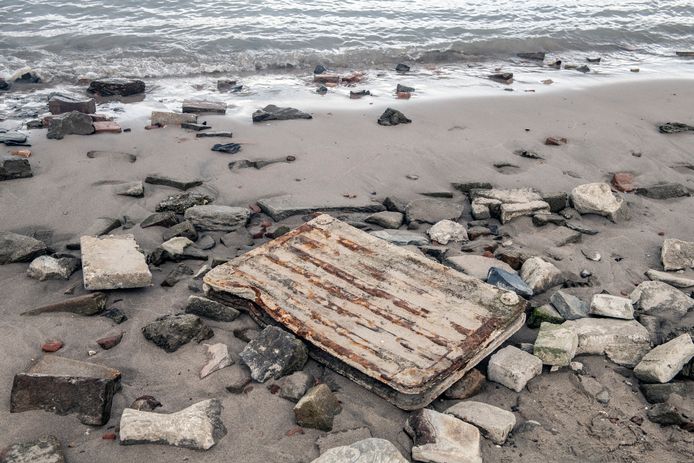 Door de extreem lage waterstand komen allerlei objecten aan de oppervlakte, zoals hier in de Waal bij Nijmegen. Daar kunnen ook explosieven uit de Tweede Wereldoorlog tussen zitten, waarschuwt de EOD.