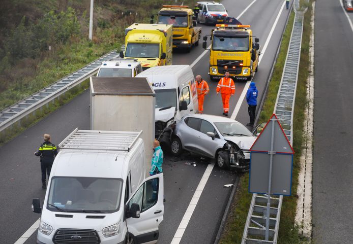 Drie voertuigen zijn woensdagochtend betrokken geraakt bij een ongeval op de A15 bij Papendrecht.