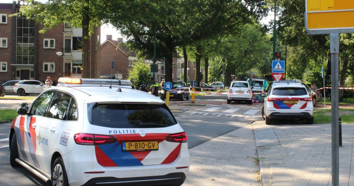 Fietsster aangereden door auto op oversteekplaats in Voorthuizen.