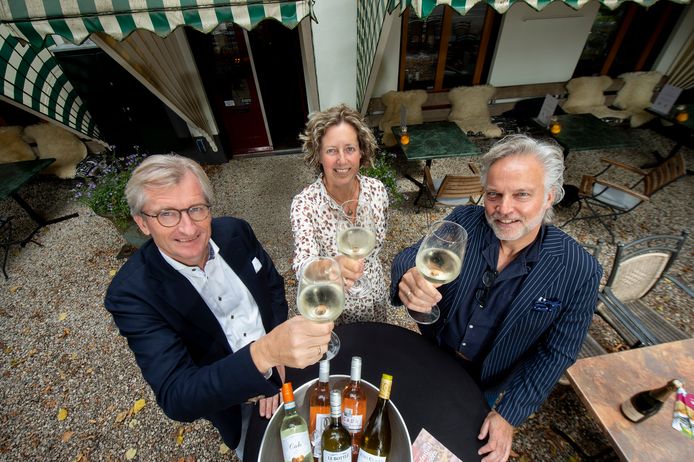 Rotary Apeldoorn durfde het aan een nieuw evenement te lanceren. Arjen Sietsma, Andrea Nelissen en Paul de Lange zijn klaar voor het wijnfestival op 11 september.