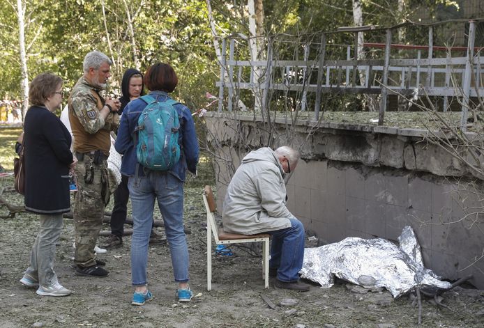 Familieleden bij het bedekte lichaampje van het omgekomen meisje in Kiev. Ze werd 9 jaar.