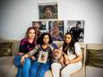 Demelza, Sila en Stephanie. Hond Tara zit op schoot. De tekeningen boven de bank zijn gemaakt door Remon.