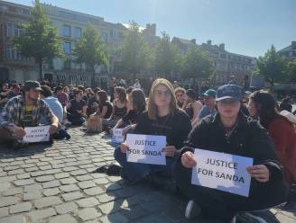 Stille betoging in Leuven voor Sanda Dia na uitspraak in zaak-Reuzegom: “Mijn cursussen aan de KU Leuven zijn duurder dan deze geldboete”