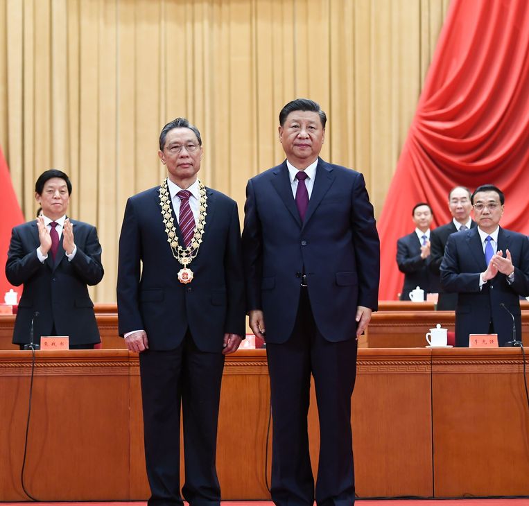 Zhong Nanshan (links) krijgt in 2020 een onderscheiding van president Xi Jinping. Beeld ANP / Eyevine