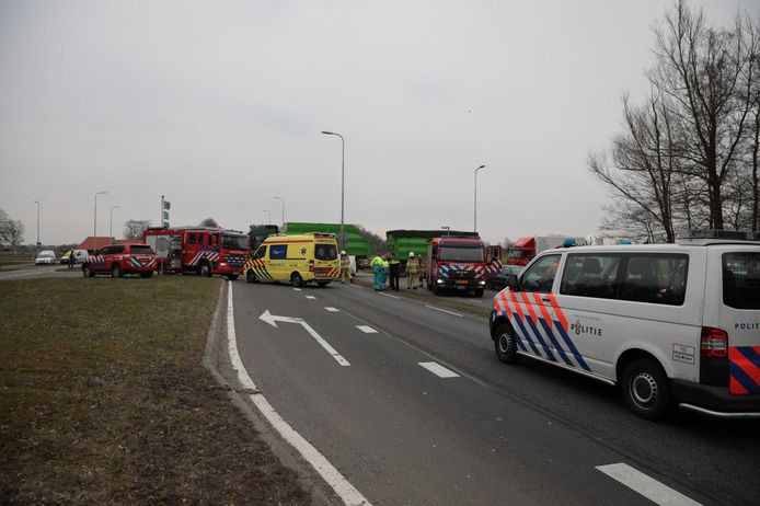 Hulpverleners bij het ongeluk in Balkbrug.