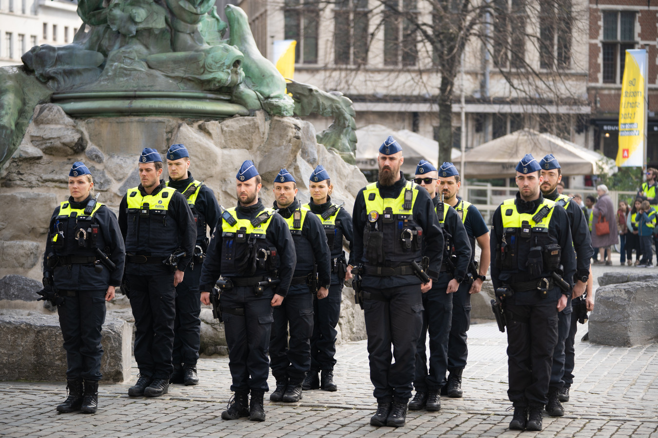 Antwerpse politie houdt minuut stilte voor doodgeschoten agent Jonathan ...