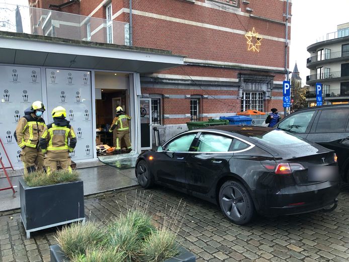 De Tesla stond tot aan de voorruit helemaal binnen in de brasserie.