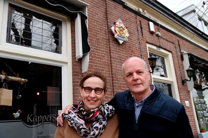 Karin en Jean Huitink voor de gevel van hun Kappers in Hoonhorst. Ze stonden meer dan dertig jaar achter de toog, maar stoppen ermee. Vanuit het dorp is een initiatief gestart om het café te behouden.