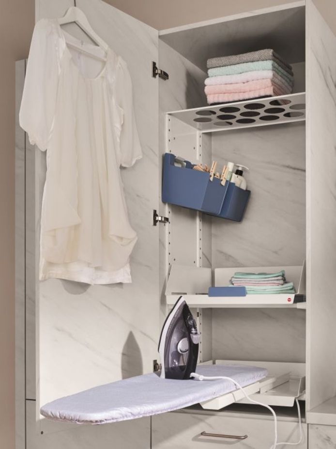 In een inbouwkast kan je een uittrekbare tafel voorzien en wandrekjes met plaats voor de strijkplank en het strijkijzer.