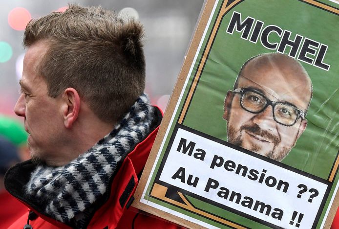 Een manifestant hekelt het beleid van premier Michel op een nationale betoging eind vorig jaar.
