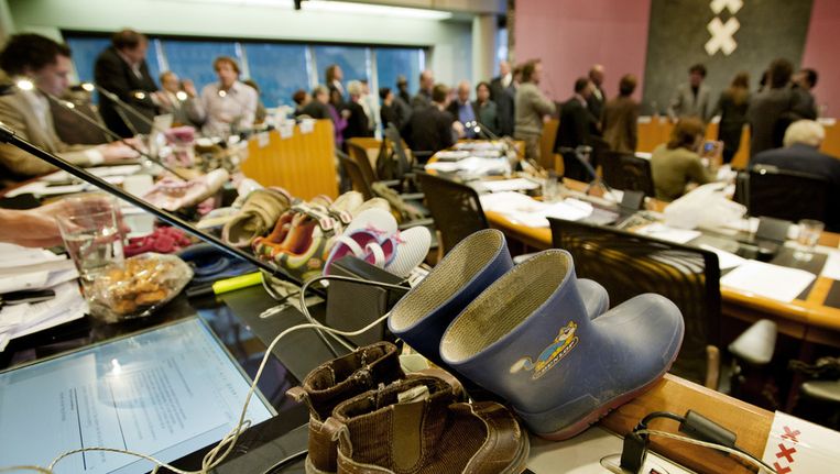 De SP-fractie in de Amsterdamse gemeenteraad heeft tijdens de installatie van de nieuwe wethouder van financien de schoenen gezet van 'arme kinderen'. Zij vragen daarmee aandacht voor kinderen die door armoede niets in hun schoen krijgen. Beeld ANP