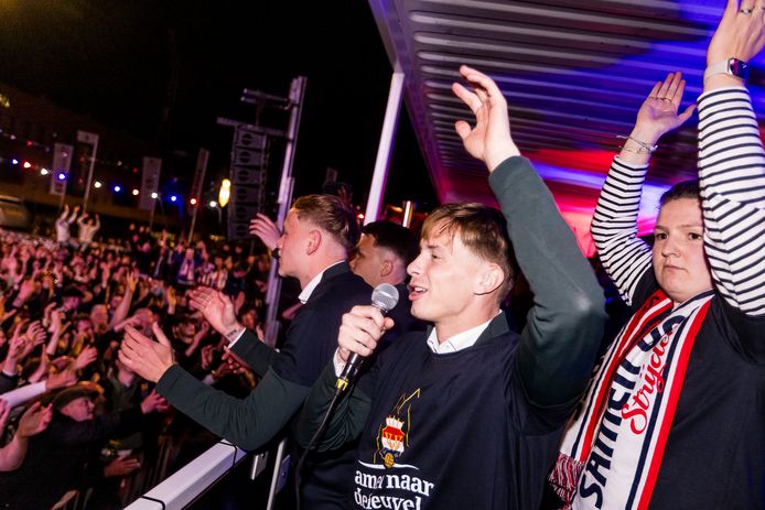 Ringo Meerveld met microfoon tijdens het feest vrijdagavond na het behalen van de promotie.
