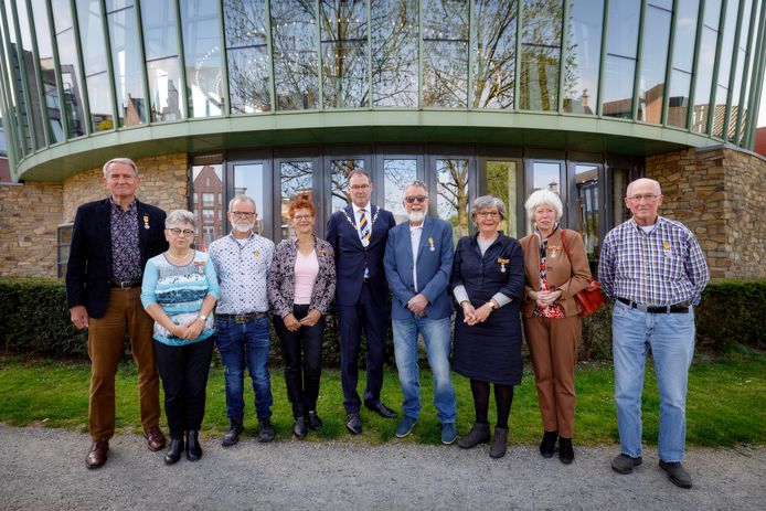 De acht gedecoreerden in de gemeente Boxtel, met in hun midden burgemeester Ronald van Meygaarden: vlnr. Jac de Graaf, Ulfride van Heusden-Klop, Jan Nijssen, Hannie Spikmans-Pennings, de burgemeester, Henk Keukens, Thea Heesemans-Vugts, Marieke Dijkshoorn en Jack Hermans.