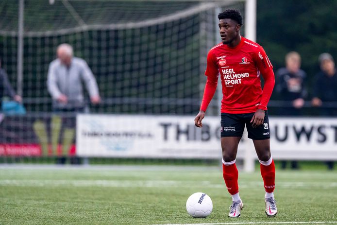 Paul Fosu-Mensah maakte een degelijke indruk in de oefenwedstrijd van Helmond Sport tegen Gemert (2-2).