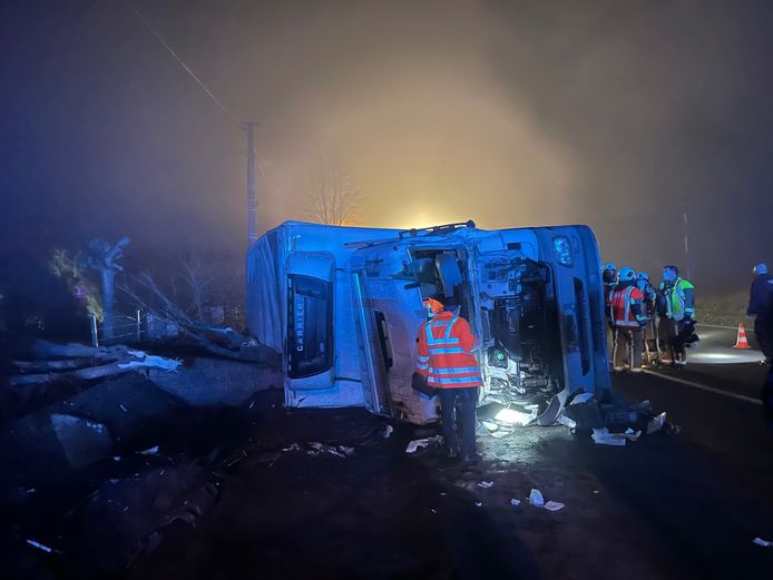 Een koeltransport met geslachte varkens kantelde in de Aalterstraat.