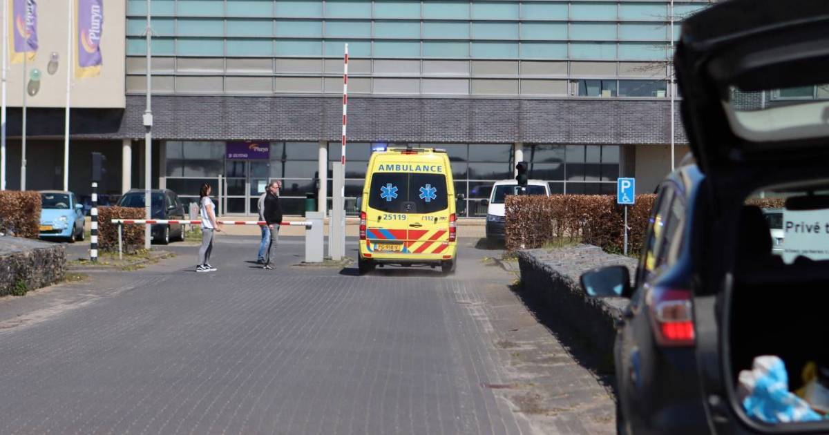 Melding van steekincident bij jeugdgevangenis Lelystad: ambulance vertrekt met spoed.