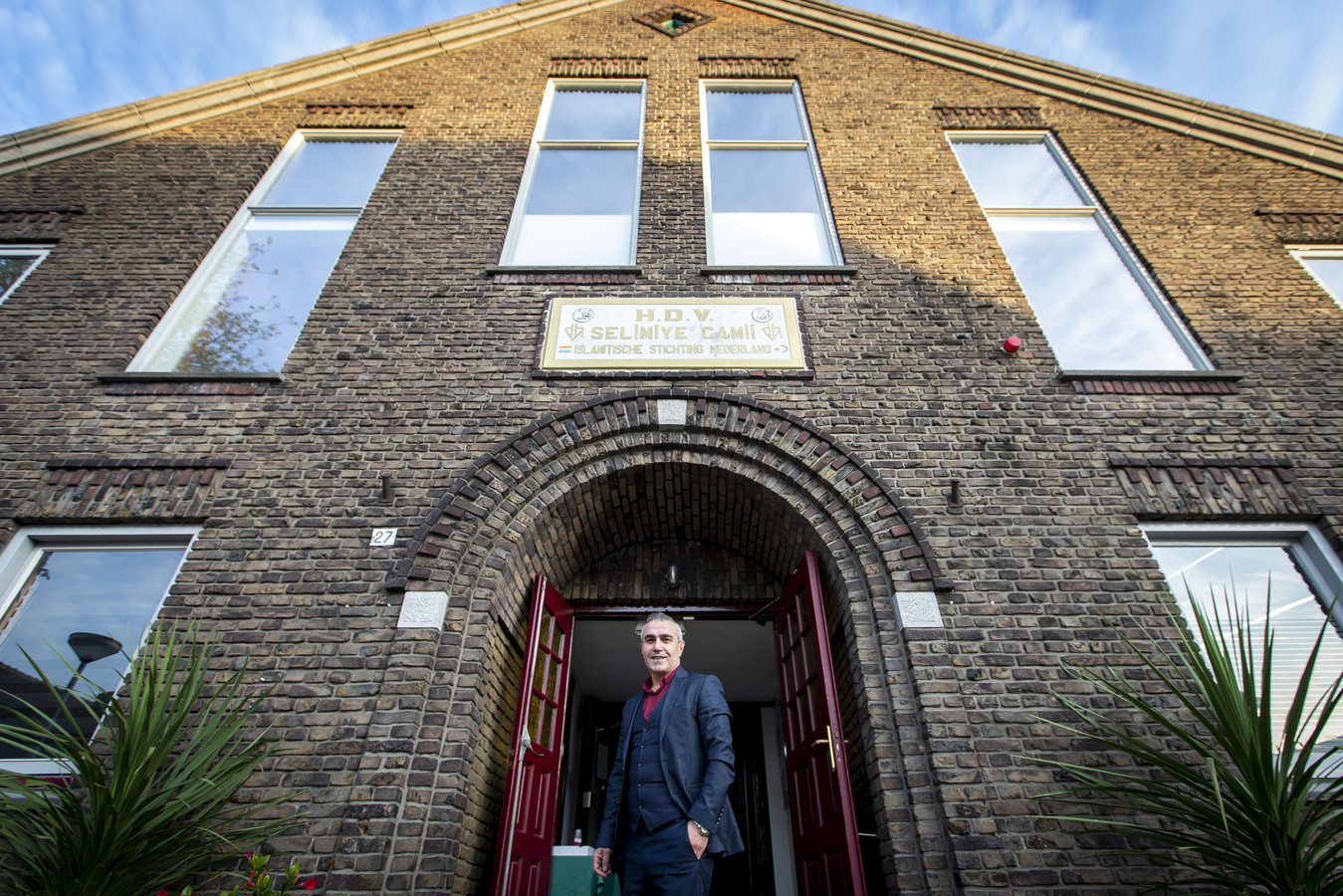 Voorzitter Abdurrahman Bicici eind vorig jaar voor de moskee in de Atjehstraat.