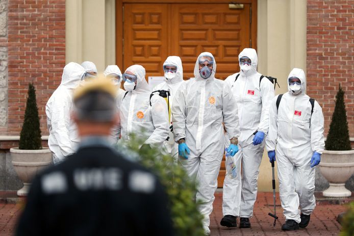 Soldaten desinfecteren een rusthuis in Madrid.