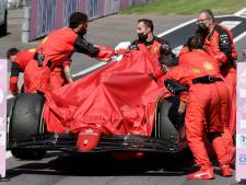 Carlos Sainz ontsnapt aan vuurzee: ‘Ik zou Max simpel zijn gepasseerd’, ook Sergio Pérez valt uit