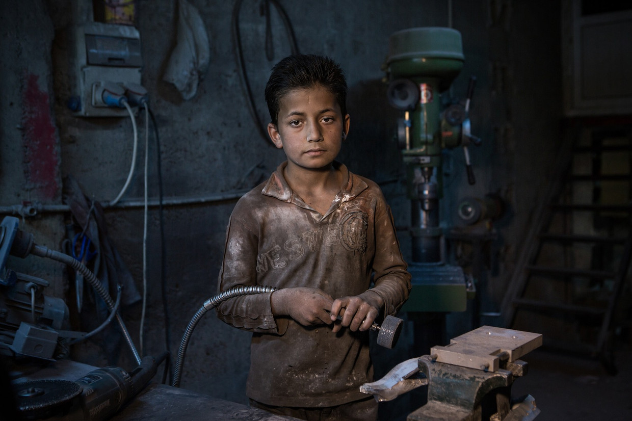 Hussein Bilal, 12 jaar, uit Aleppo. Hij werkt in een fabriekje in Gaziantep, waar hij metaal bewerkt. Zijn vader kan geen werk vinden. Het gezin met vier kinderen leeft van het salaris van Hussein. Hij verdient 50 euro per week. Beeld Cigdem Yuksel