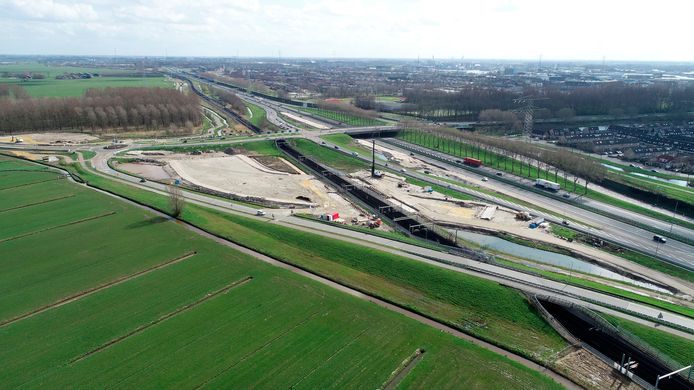 Werkzaamheden aan de kruising van de A15, N3 en N214 bij Papendrecht.