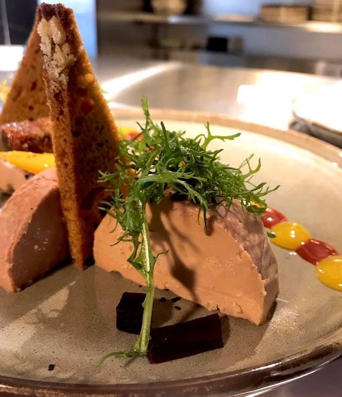 De bereiding met foie gras bij Phare de Vie.